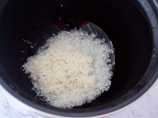 3、双薯粥,高压锅内胆中放入大米