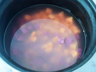 5、双薯粥,加入水