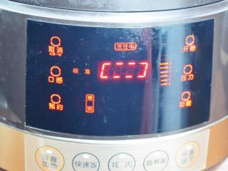 6、双薯粥,然后放入高压锅中，盖上锅盖，启动“煮粥”功能键，坐等粥出锅即可
