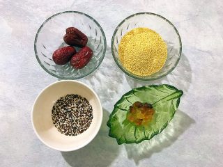 1、（食膳）养生粥系列の桃胶藜麦红枣红糖小米粥,首先我们准备好所有食材