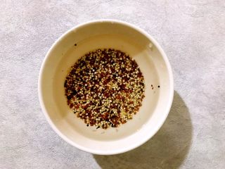 4、（食膳）养生粥系列の桃胶藜麦红枣红糖小米粥,藜麦洗净，用适量饮用水浸泡，备用