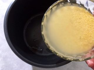 8、（食膳）养生粥系列の桃胶藜麦红枣红糖小米粥,取电高压锅内胆，连同饮用水一起倒入黄小米