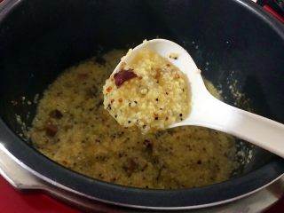 15、（食膳）养生粥系列の桃胶藜麦红枣红糖小米粥,待电高压锅完成煮制，可以打开锅盖时，加入适量红糖，搅拌均匀，即可