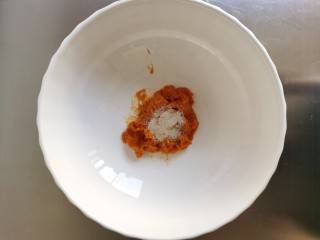 2、黄金小馒头,南瓜泥里加入酵母粉。