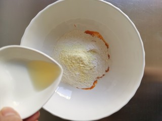 6、黄金小馒头,最后加入少量的玉米油。