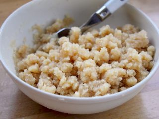 1、糖酥饼,2.将烤好的面粉倒入小碗，加入80克白糖和30克热油，拌均成糖酥饼的馅料。