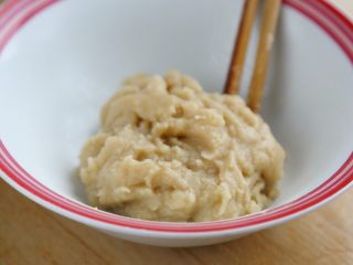 4、糖酥饼,5.和油酥：将面粉100克和油50克搅拌均即可。