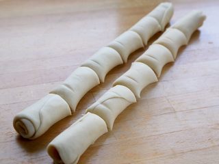 8、糖酥饼,9.卷起，并分割成若干等份。