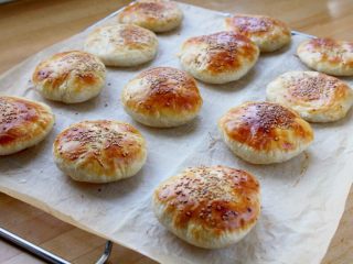 11、糖酥饼,12.入烤箱220度，约烤12分钟至上色鼓起取出。