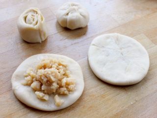 9、糖酥饼,10.取一份，封口捏合，擀扁，包入馅，擀薄。