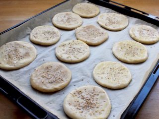 10、糖酥饼,11.依次全部做好，放在烤盘上，在饼坯表面刷上蛋液（或糖浆、牛奶），沾上芝麻。