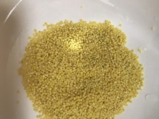 1、鸡蛋小米粥,取小米一小抓，清洗2遍