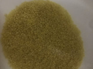 2、鸡蛋小米粥,用温水泡10分钟
