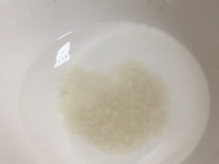 5、鸡蛋小米粥,清洗2遍，倒入电饭煲