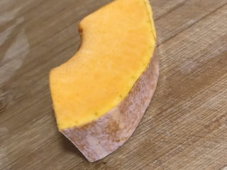 6、鸡蛋小米粥,准备一小块南瓜