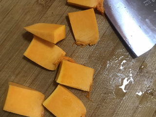 7、鸡蛋小米粥,切成小块