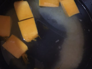 8、鸡蛋小米粥,放入电饭煲，按下煲粥按键