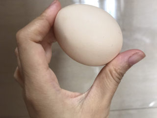 9、鸡蛋小米粥,准备一个鸡蛋