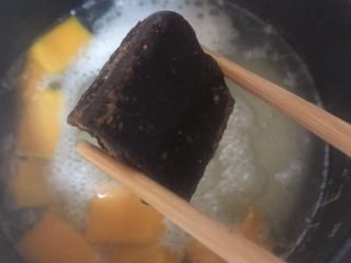 11、鸡蛋小米粥,过十分钟左右打开电饭煲观察一下，米煮烂了可以放入红糖，继续煮