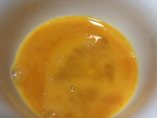 10、鸡蛋小米粥,打成蛋液，备用