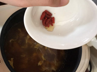 14、鸡蛋小米粥,倒入枸杞，再煮个5分钟左右