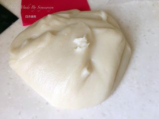 2、麻薯玫瑰豆沙酥,麻糬，水磨糯米粉215g、细砂糖65g、纯净水200ml、液态黄油22g混合搅拌均匀，静置20分钟；覆盖保鲜膜隔水蒸45分钟。蒸好的麻糬取出，趁热揉均匀