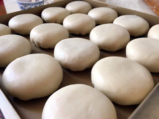 8、麻薯玫瑰豆沙酥,整形好的麻糬玫瑰豆沙酥码放在烤盘内，封口朝码放。