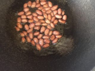 1、宫保鸡丁,花生豆我是生花生炸的，记得下锅后中小火不要糊了，炸好了捞出来备用