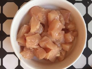 2、宫保鸡丁,鸡肉切丁大概1.5cm