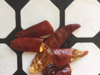 6、宫保鸡丁,辣椒切段