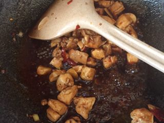 13、宫保鸡丁,倒入料汁翻炒均匀