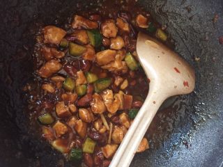 17、宫保鸡丁,汤汁变浓稠撒点蔬之鲜或者什么都不放出锅就可以啦