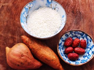 1、双色红薯糯米粥,首先备齐所有的食材，红枣提前浸泡一会儿。