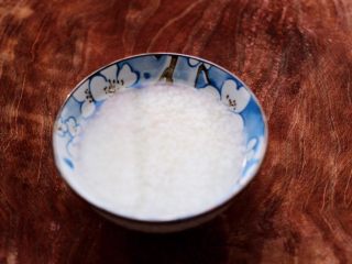 2、双色红薯糯米粥,糯米提前浸泡半个小时。