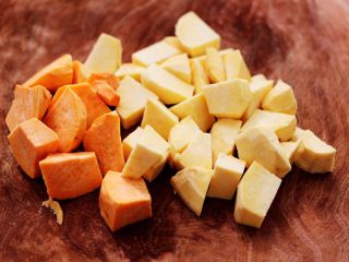 3、双色红薯糯米粥,把双色红薯去皮洗净后，用刀切成滚刀块。