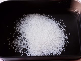 4、双色红薯糯米粥,把浸泡好的糯米清新干净后，锅中倒入适量的清水，先把糯米倒入锅中。