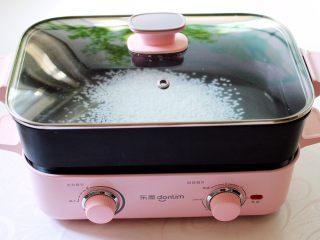 5、双色红薯糯米粥,盖上锅盖大火煮沸后。