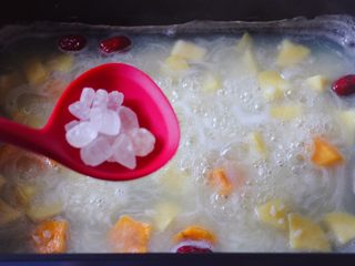 11、双色红薯糯米粥,这个时候加入冰糖。