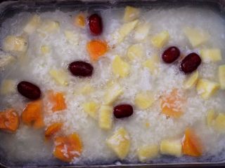 12、双色红薯糯米粥,继续大火炖煮至冰糖完全溶化的时候，即可关火。