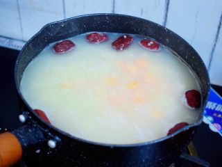 7、小米红薯粥,继续炖煮20分钟