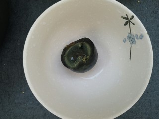 1、幸福早餐皮蛋粥,先准备半个皮蛋