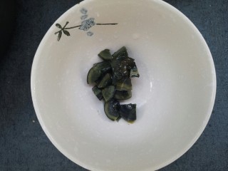 2、幸福早餐皮蛋粥,切成皮蛋丁