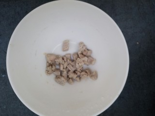 6、幸福早餐皮蛋粥,然后盛出来