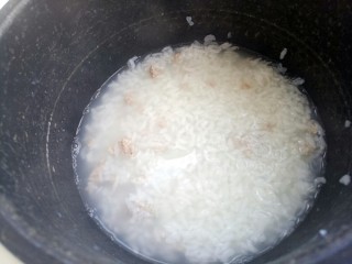 9、幸福早餐皮蛋粥,然后按煮粥按键,把粥煮熟