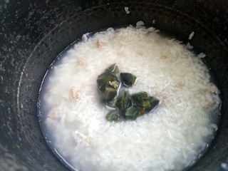 10、幸福早餐皮蛋粥,然后加入皮蛋