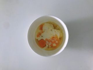 4、香蕉松饼的健康做法,加入牛奶。