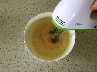 5、香蕉松饼的健康做法,打蛋器打散。
