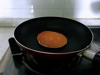 10、香蕉松饼的健康做法,翻面后继续烙一分钟左右即可。