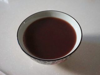 3、蜜豆松糕,把红豆水过滤出来，趁热加入白糖拌至白糖溶化（剩余的红豆待用）