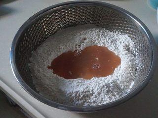 4、蜜豆松糕,粘米粉和糯米粉混合盆内，然后少量多次红豆水加入粉中